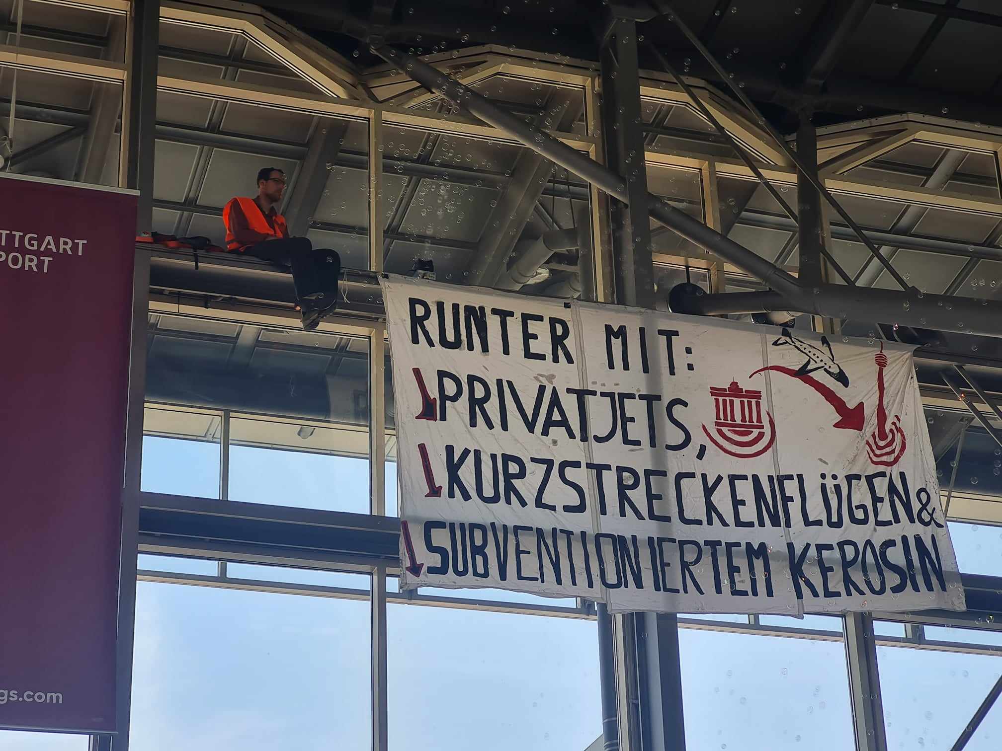 Die Aktivisten sind am Vormittag auf Dächer und Streben in der Innenhalle des Stuttgarter Flughafens geklettert, um gegen den klimaschädlichen Flugverkehr, überflüssige Kurzstreckenflüge und Privatjets zu demostrieren. Der Flugverkehr wurde, anders als bei ähnlichen Aktionen an Flughäfen in ganz Europa, nicht beeinträchtigt.