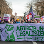 Tausende demonstrieren für das Recht auf Abtreibung in Karlsruhe