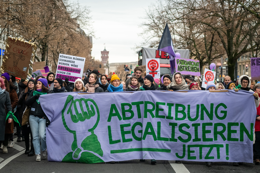 Tausende demonstrieren für das Recht auf Abtreibung in Karlsruhe