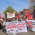 Schulstreik gegen Wehrpflicht Demonstration in Freiburg mit Plakaten und Bannern