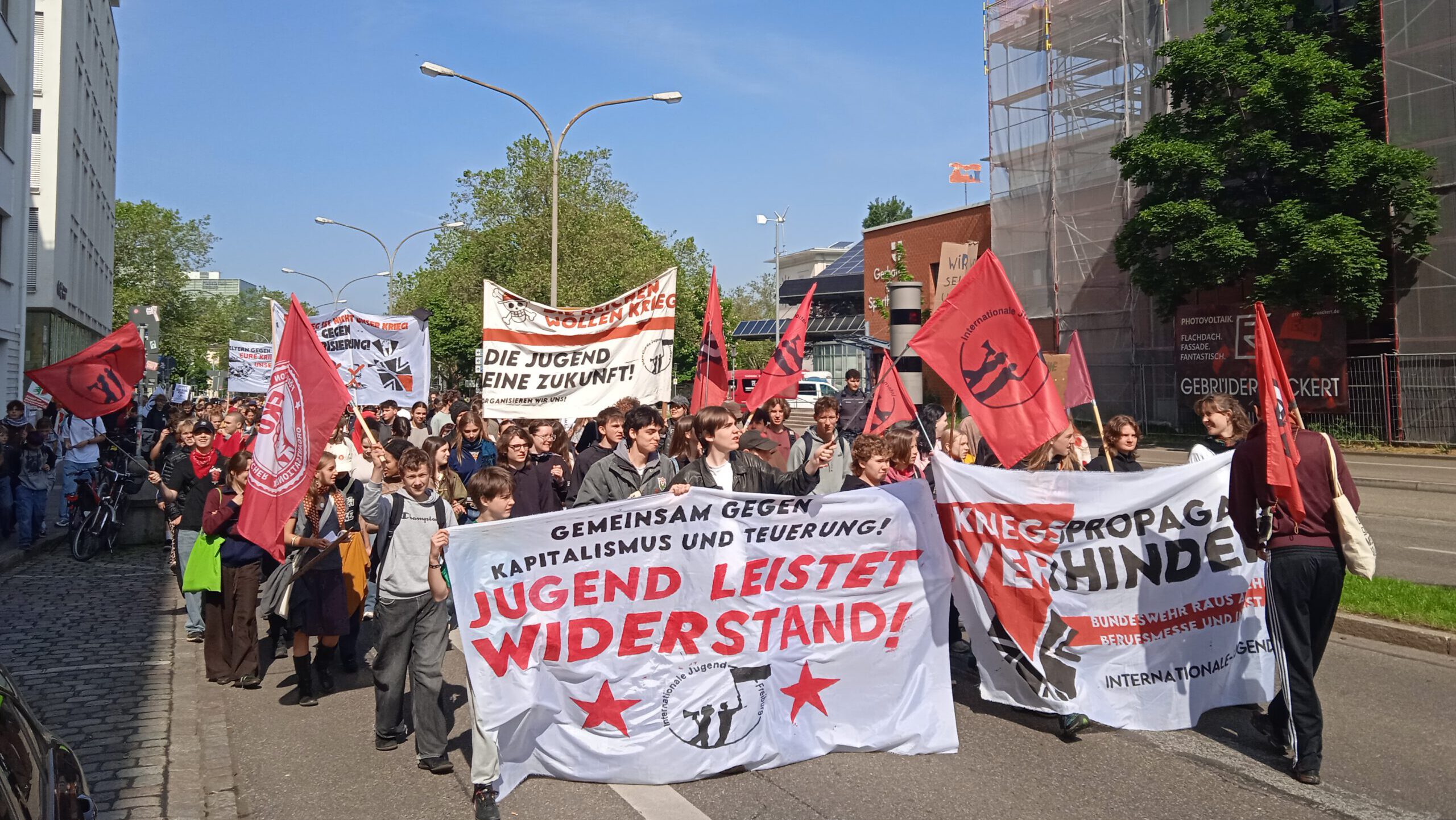 Schulstreik gegen Wehrpflicht Demonstration in Freiburg mit Plakaten und Bannern