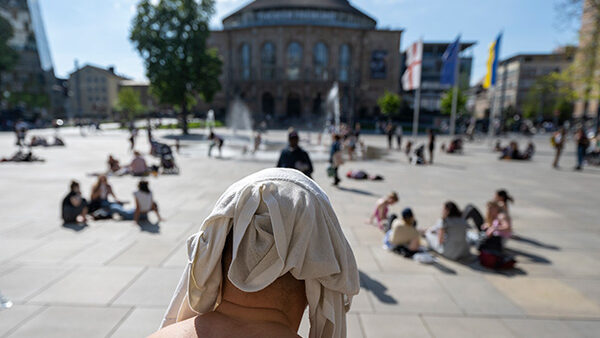 Ein Hitzetag auf dem Platz der Alten Synagoge in Freiburg